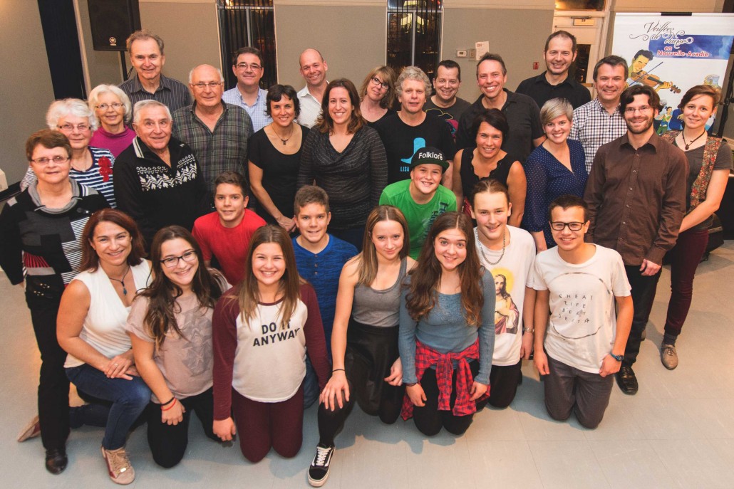 Les familles et groupes d'amis gagnants du concours « Câll » la veillée chez vous 2015 : les TARÉs de Rawdon, les Dupuis-Thibodeau de Saint-Jacques et les Beauséjour de Rawdon, en compagnie des « câlleurs » Bruno Breault et Philippe Jetté ainsi que des violoneuses Stéphanie Lépine et Élisabeth Moquin. Absent sur la photo : la famille Desrochers-Grégoire. Crédit : Guillaume Morin, Les Petits Pas Jacadiens.