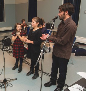 Le « câlleur » Philippe Jetté et sa relève, Laura et Marie-Claire Dubois (8 et 10 ans). Crédit : Guillaume Morin, Les Petits Pas Jacadiens.