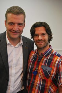 Luc Fortin, ministre de la Culture, et Philippe Jetté, président des PPJ, lors des audiences publiques sur la révision de la politique culturelle du Québec le 10 août 2016. Crédit : Michel Harnois.